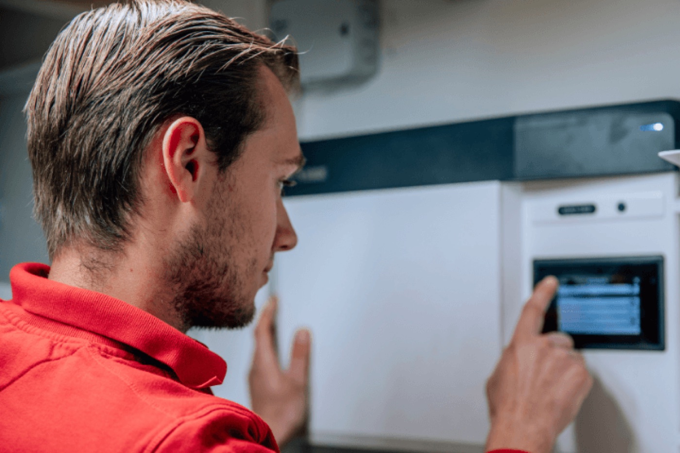 Monteur diagnosticeert een CV-ketel storing