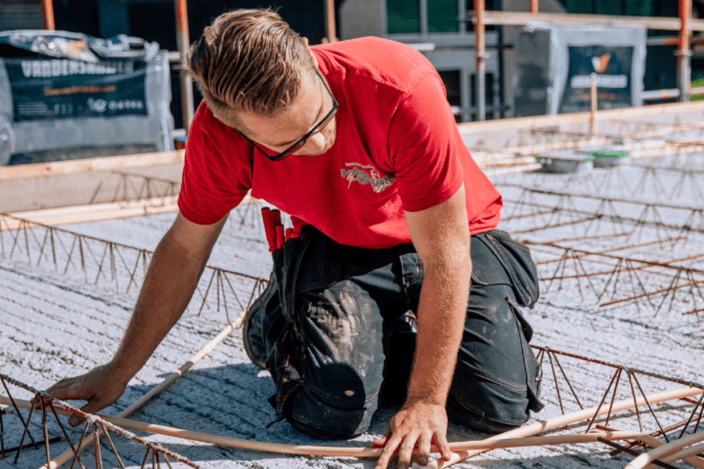 Monteur aan het werk op een renovatieproject
