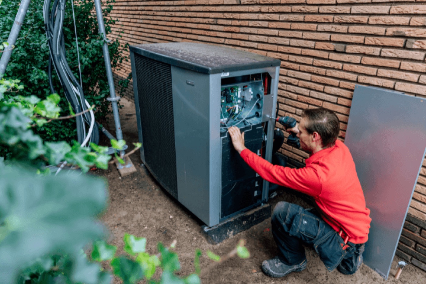 Monteur installeert NIBE warmtepomp